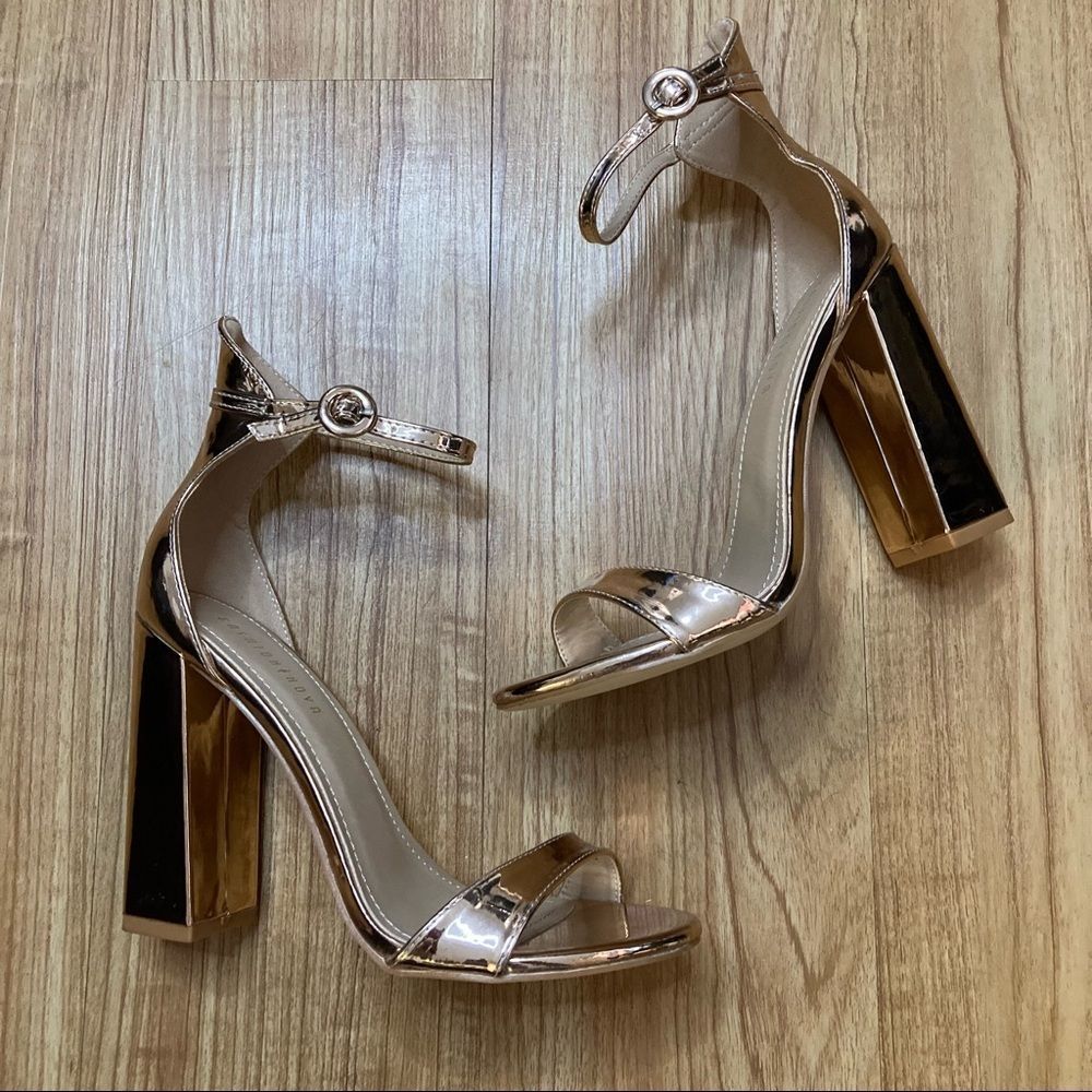 Fashion Nova Metallic Ankle Strap Chunky Heeled Sandals EUC